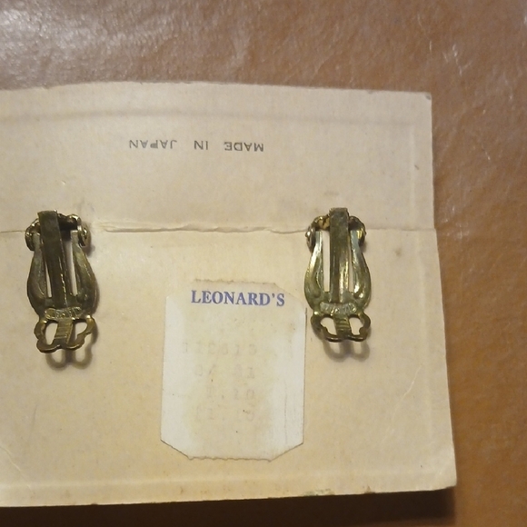 Elegant Faux Pearl and Gold Flower Earrings - Picture 2 of 4